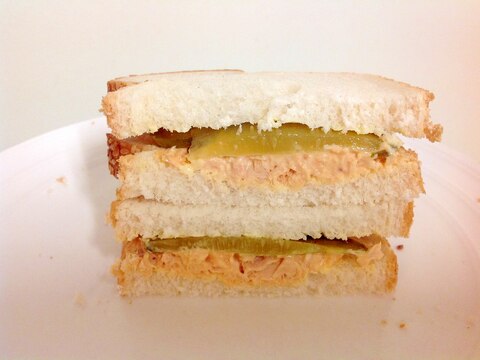 鮭缶の鮭ときゅうりのピクルスのサンドイッチ
